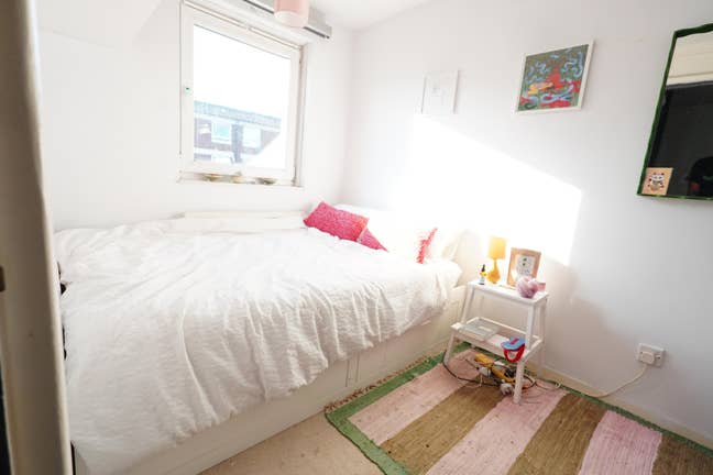 Cozy bright double room available in Seven Sisters Main Photo