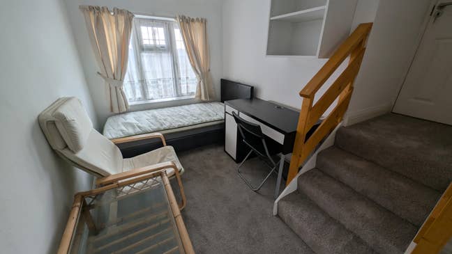 NW7 Mill Hill lovely single room for female Main Photo