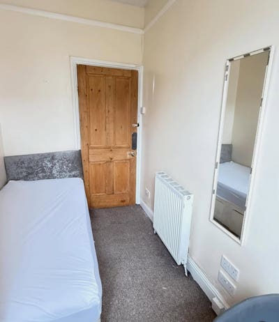 Single bedroom available for rent. Main Photo