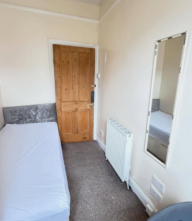 Single bedroom available for rent. Main Photo