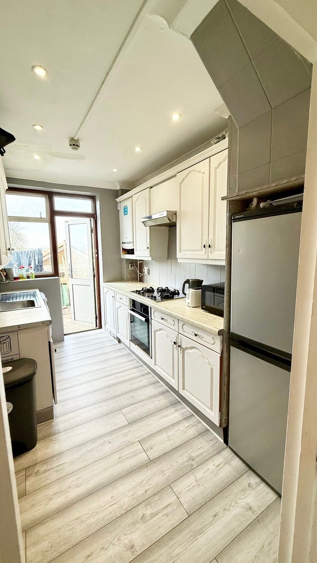 Cheap Single Room, Great Location Ready to Move In Main Photo