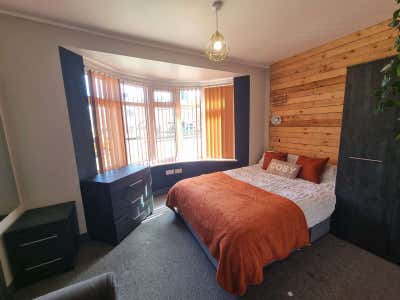 Ensuite Rooms Available 🏡 Haydon Road Main Photo