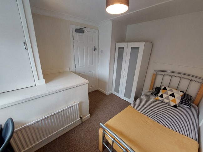 GU2 8Lx: Single Room Short Term Let Only  Main Photo