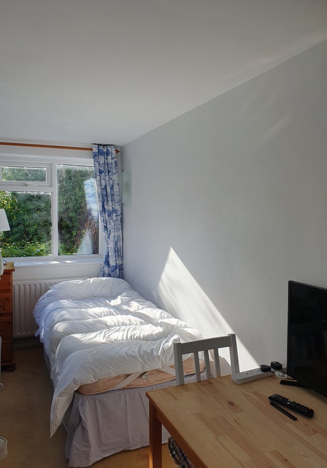 En-suite flatlet, parking, good public transport Main Photo