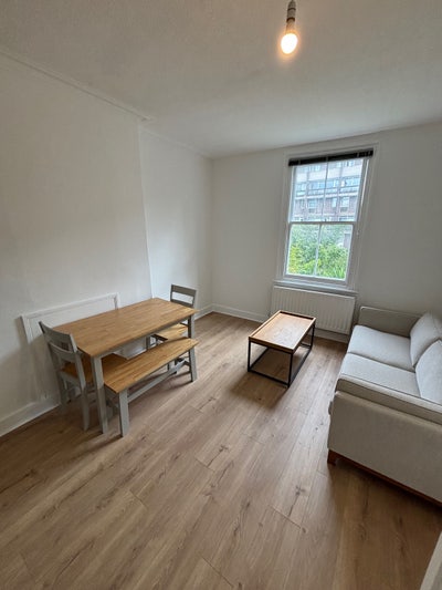 Newly refurbed 3 bed flat Main Photo