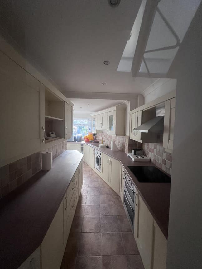 Spacious Double Room – Professional Female Main Photo