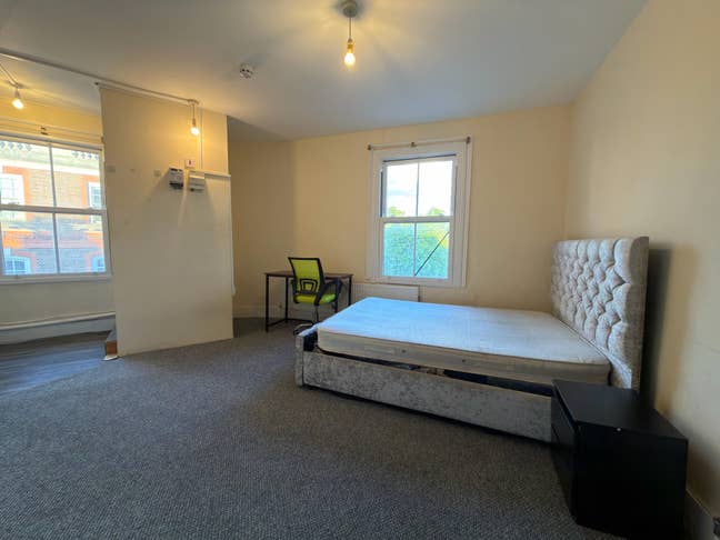 Spacious bedsit available on Esher High street Main Photo