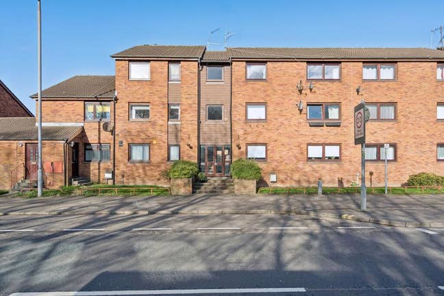 2 bed flat next to the westend with private parkin Main Photo