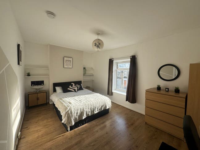 Large Room / Close to City Centre / Low Deposit  Main Photo