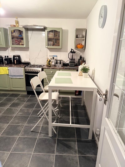 Double Room + Tv, Train/Tube 10 Min Walk Distance! Main Photo