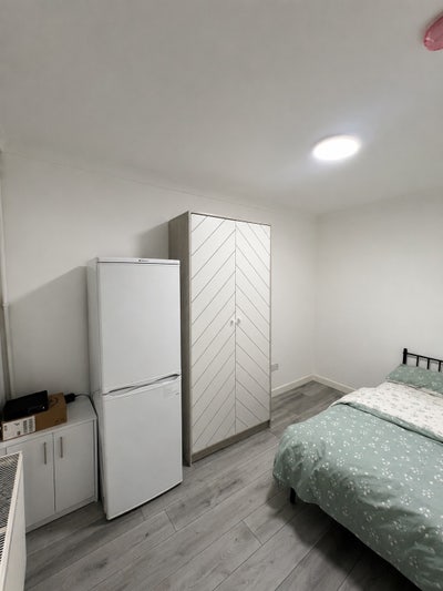 Spacious Double Room in Friendly House Share Main Photo