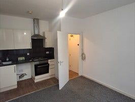 Spacious 1-Bedroom Flat - Priory Road Flat 2 Main Photo
