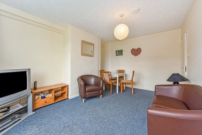 Double bed room in a shared house Main Photo