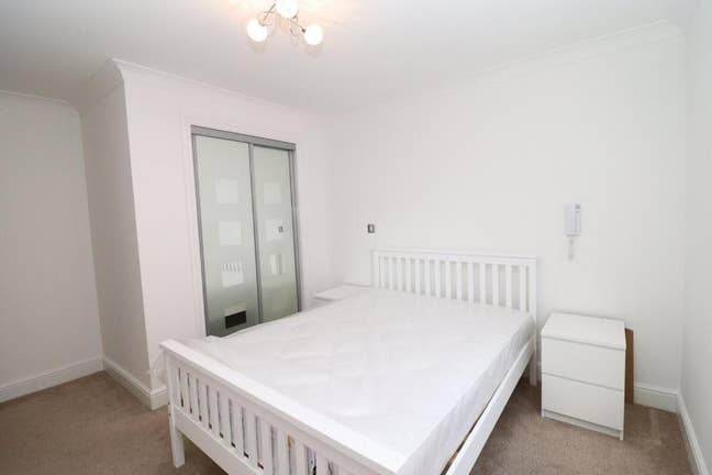 Spacious Double Bedroom Available Main Photo