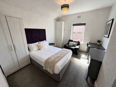 Large double room with ensuite Main Photo
