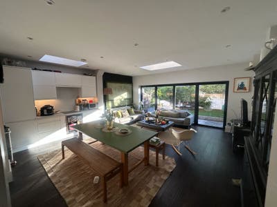 Lovely Double Room with shared full bathroom Main Photo