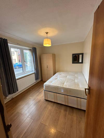 Modern Double Room Available in IG6 Main Photo