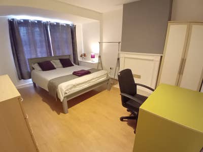 Large Bedroom in Lovely House inc bills Main Photo