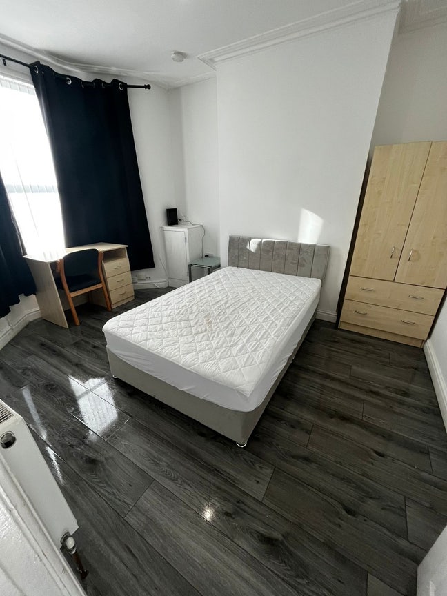Bright and cozy room in a shared house  Main Photo