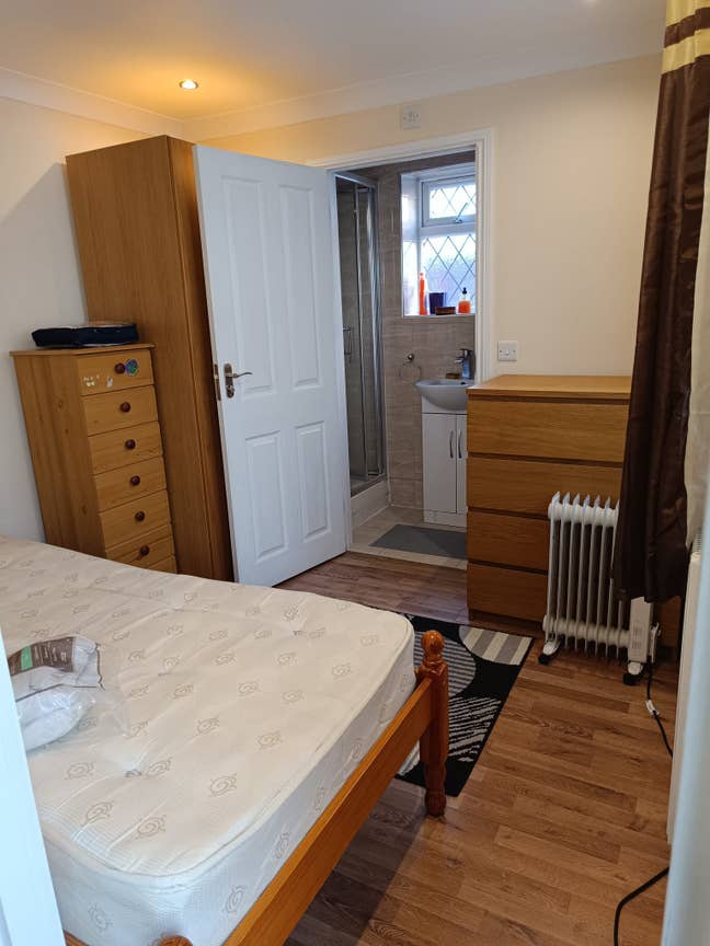 Room with on ensuite shower  Main Photo