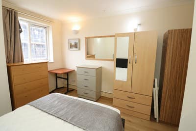 Ensuite Room Steps from the City of London Main Photo