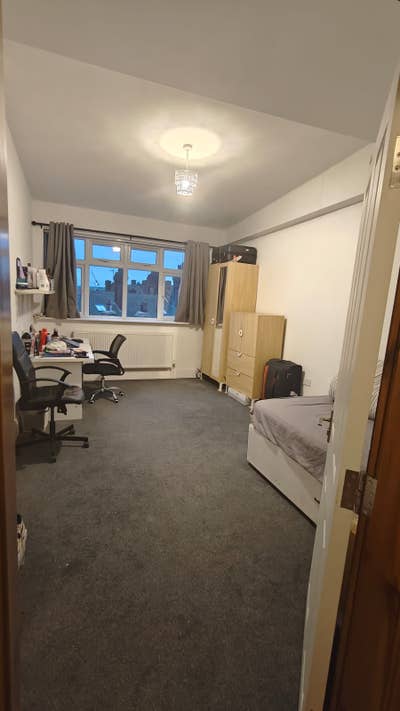 Replacement Tenant Needed for 3-Bed Flat in Leeds  Main Photo