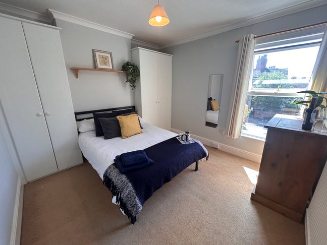 🌿 Spacious Double Room + Private Study Room | LN1 Main Photo