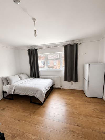 Large Double Room Stratford 0 Deposit Main Photo
