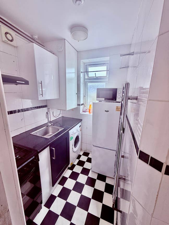 Studio flat, fully furnished, all bills included Main Photo