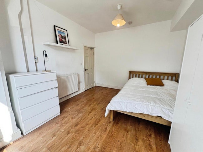 Stunning Large Double Bedroom Close to City Centre Main Photo