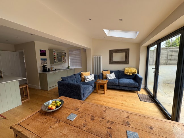 Large Double Room in a Peaceful Home Main Photo