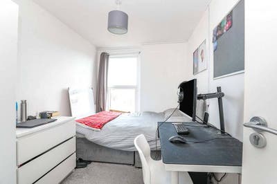 VIEW NOW! Double bedroom in perfect location! Main Photo