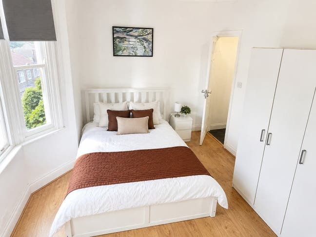 🛋️ Stylish En-Suite Room in Modern 5-Bed Property Main Photo