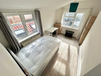Double Room Available in E13 -All Bills Included✨ Main Photo