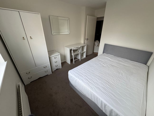 Double room for June &pound;800 bills inc Main Photo
