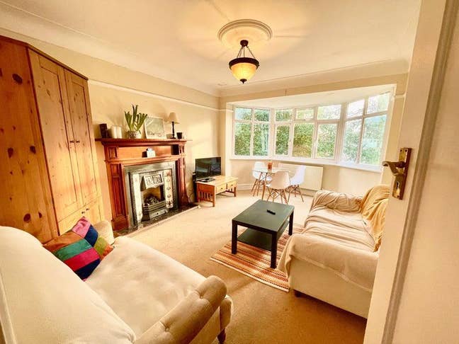 Spacious and very cosy room available Main Photo