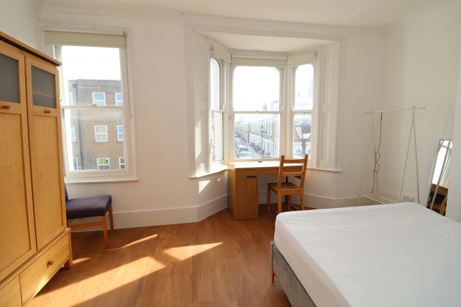 Stunning Room For 2 - 2 bathrooms flat ! E3 Main Photo