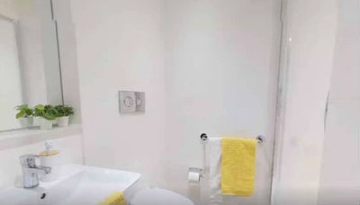 Room in London Main Photo