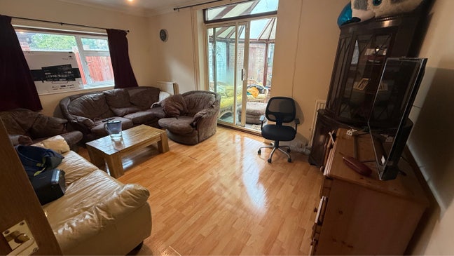 Single room available in CB4 Main Photo