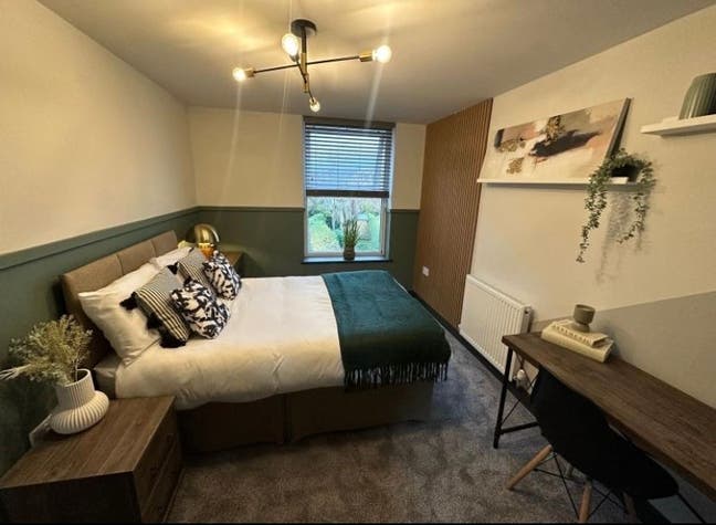 En-suite room - Walking Distance to Stepping Hill  Main Photo