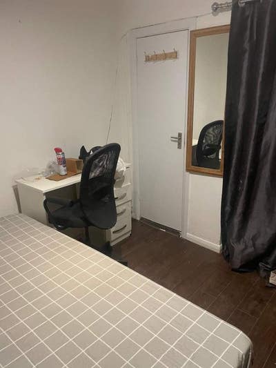 Large Double Room with Private Toilet – IG11 Main Photo