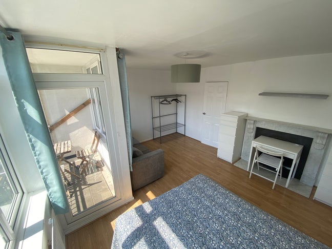 ☀️ Sunny Spacious Double with Private Balcony! Main Photo