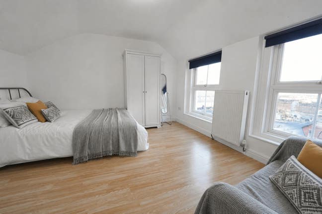 ⚠️ Massive Room- E1 | Couch Included!  Main Photo
