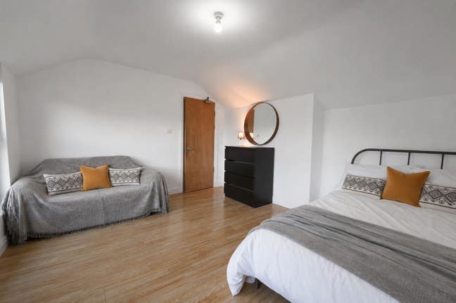 ⚠️ Massive Room- E1 | Couch Included!  Main Photo