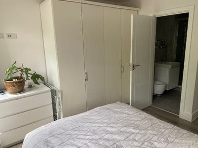 Modern flat ensuite - residential area Main Photo