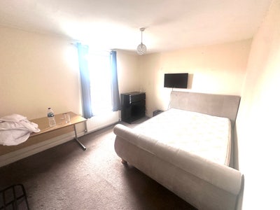 Spacious double room in female household Main Photo