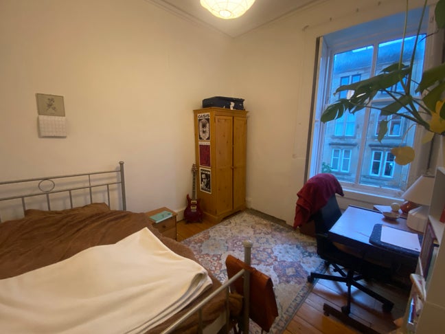 Room Available in 3-bed West End flat Main Photo