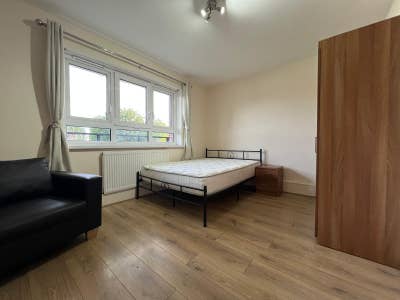 3 Amazing Double Rooms in West Kensington Main Photo