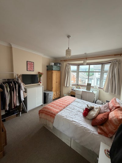 Double bedroom in 4 bed house  Main Photo