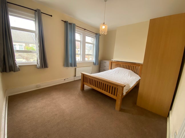 Large Double and Large Single Rooms For Rent Main Photo
